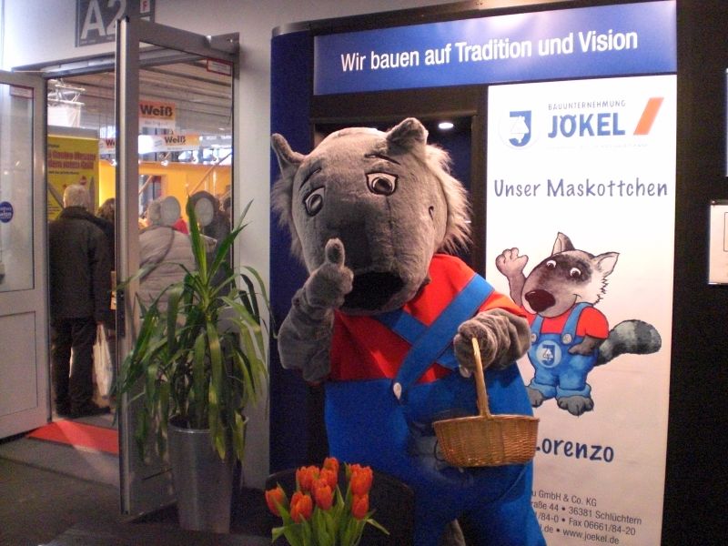 JB-Maskottchen Lorenzo in Aktion - Baumesse Offenbach 02-12.jpg