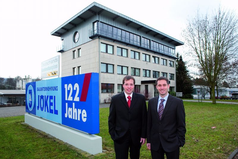 JB-Stefan (links) und Peter Jîkel vor GebÑude 300 dpi.jpg